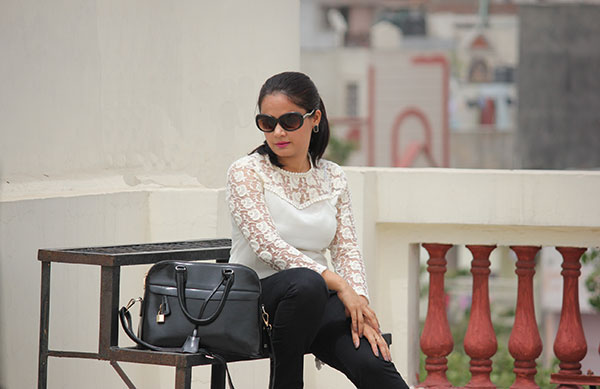 Outfit Of The Day-Off White Lace Top With Black Jeggings