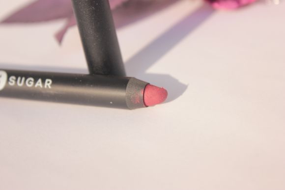 Sugar Cosmetics Matte As Hell Crayon Lipstick Poison Ivy Review Swatches FOTD (4)