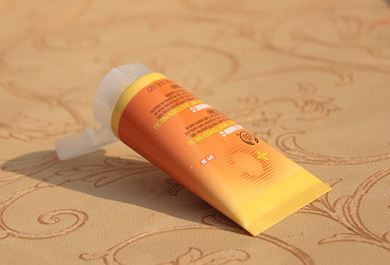 The Body Shop Vitamin C Daily Moisturiser SPF 30 Review (1)