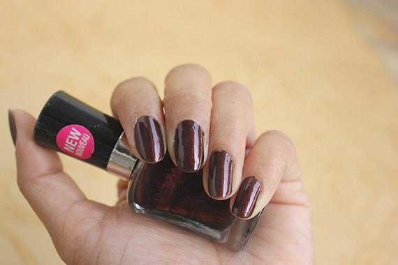 Wet n Wild Megalast Salon Nail Color Under Your Spell 216B Review Swatches (7)