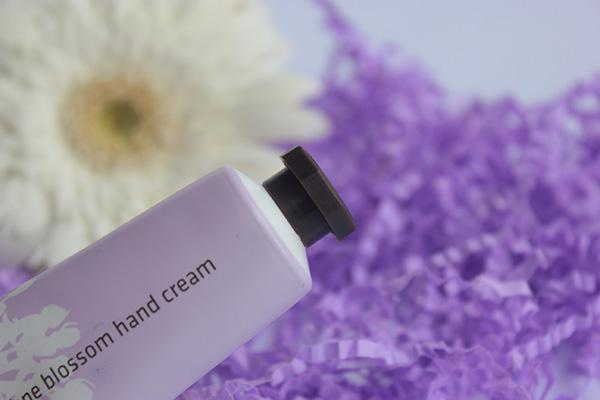 Innisfree Jeju Daphne Blossom Hand Cream Review (10)