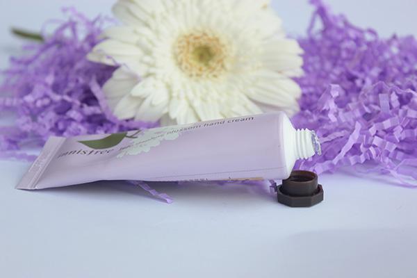 Innisfree Jeju Daphne Blossom Hand Cream Review (4)