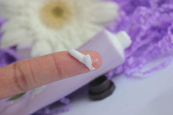 Innisfree Jeju Daphne Blossom Hand Cream Review (7)