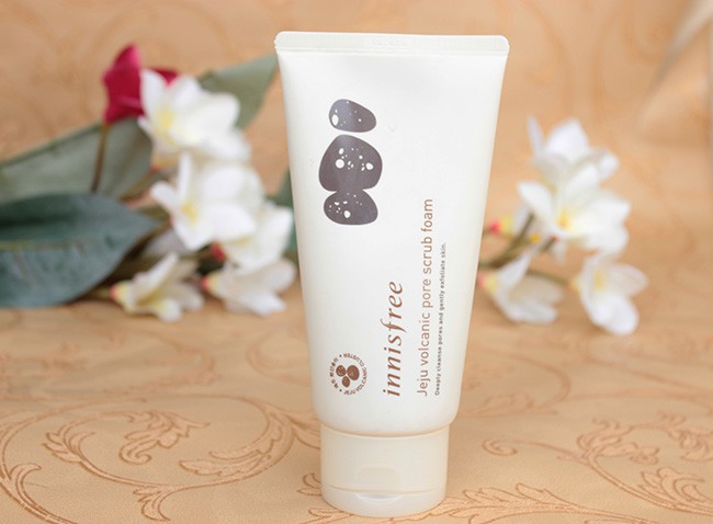 Innisfree Jeju Volcanic Pore Scrub Foam Review (1)