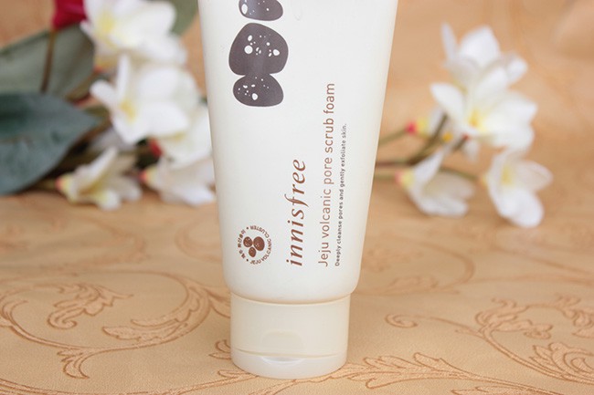 Innisfree Jeju Volcanic Pore Scrub Foam Review (2)