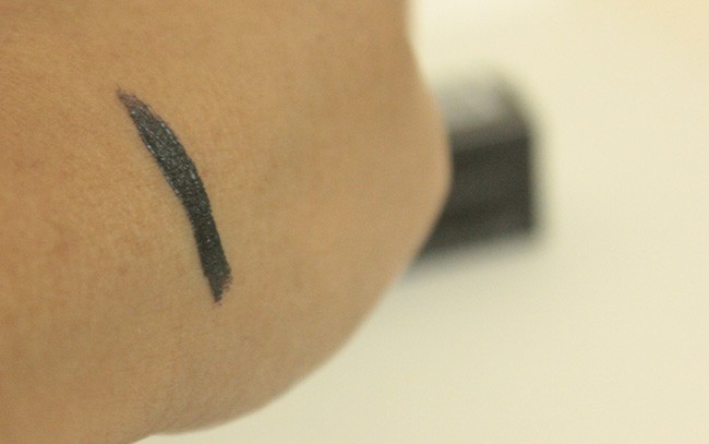 Be A Bombshell Liquid Eyeliner Blacklisted Review Swatches (9)