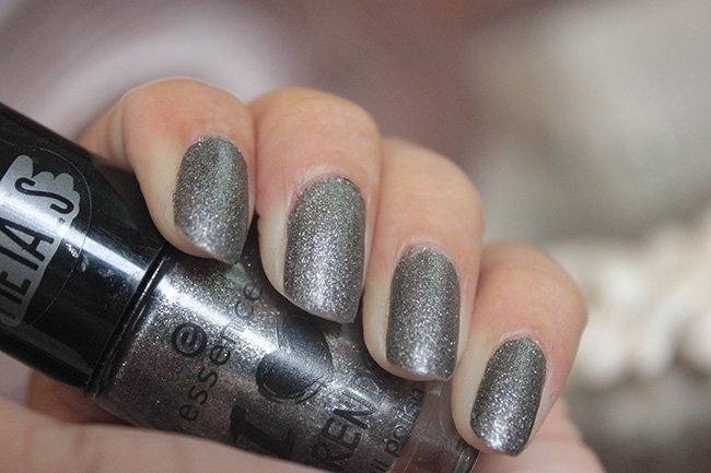 Essence I love Trends Nail Polish The Metals Rebel At Heart Review Swatches (6)