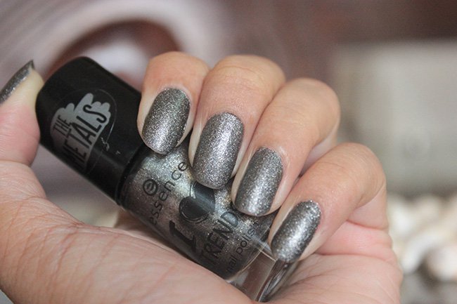 Essence I love Trends Nail Polish The Metals Rebel At Heart Review Swatches (7)