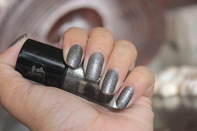 Essence I love Trends Nail Polish The Metals Rebel At Heart Review Swatches (8)