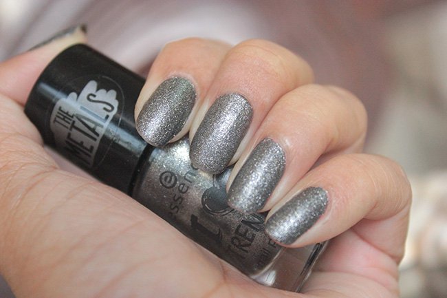 Essence I love Trends Nail Polish The Metals Rebel At Heart Review Swatches (9)