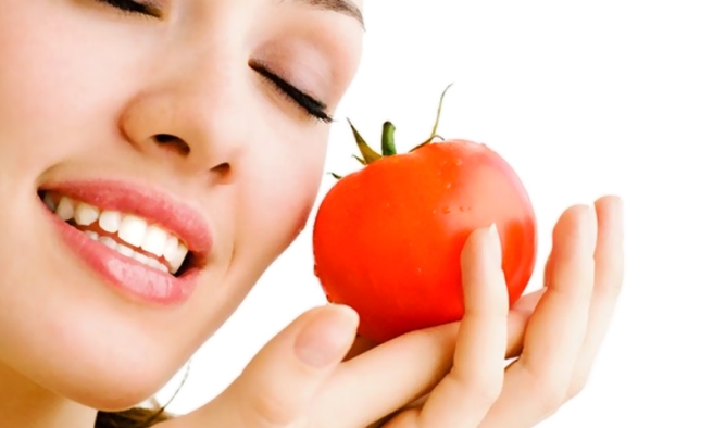 7 Best Uses Of Tomato Juice For Glowing And Clear Skin