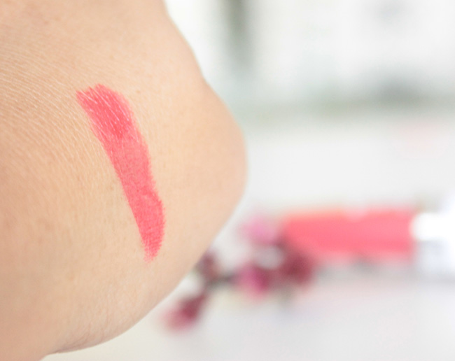 maybelline-superstay-14hr-megawatt-lipstick-in-red-rays-review-swatches