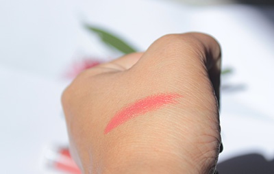 maybelline-superstay-14hr-megawatt-lipstick-in-keep-me-coral-review-swatches-7