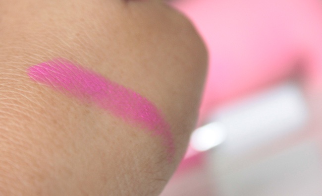 maybelline-superstay-14hr-megawatt-lipstick-in-neon-pink-review-swatches-9