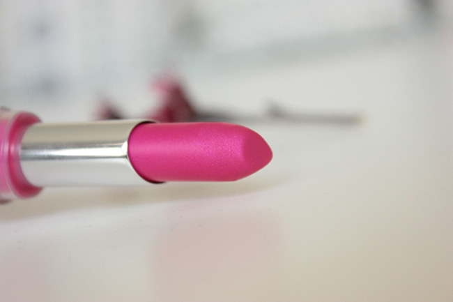 maybelline-superstay-14hr-megawatt-lipstick-in-flash-of-fuchsia-review-swatches-2