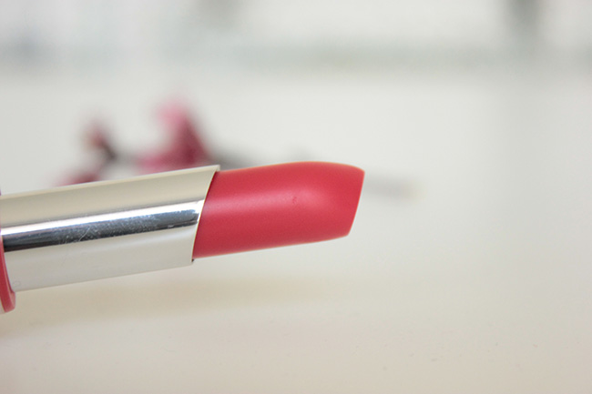 maybelline-superstay-14hr-megawatt-lipstick-in-red-rays-review-swatches-7